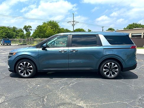 Used 2023 Kia Carnival EX FWD image 5