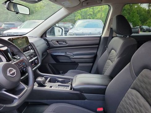 Used 2024 Nissan Pathfinder SV FWD image 19