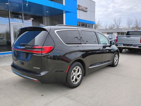 Used 2023 Chrysler Pacifica Limited image 11