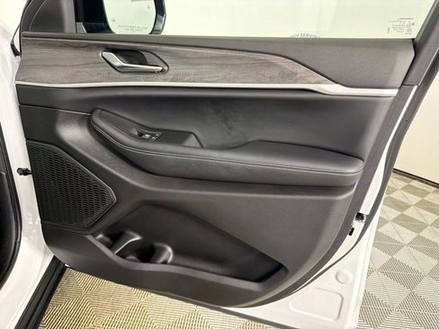 Used 2025 Jeep Grand Cherokee Limited w/ Black Appearance Package image 16