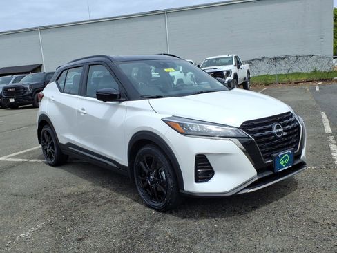 Used 2023 Nissan Kicks SR w/ SR Premium Package FWD image 1
