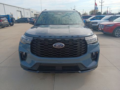 Used 2025 Ford Explorer ST-Line AWD/4WD image 2