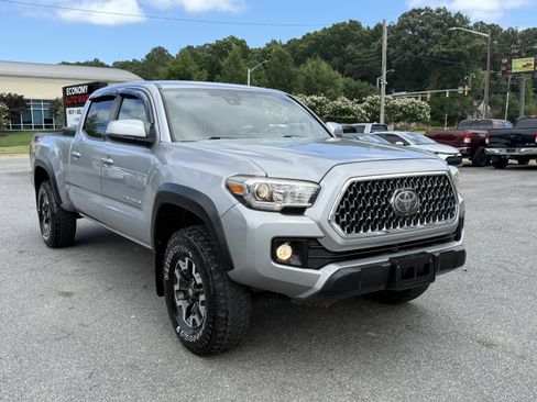 Used 2018 Toyota Tacoma TRD Off-Road AWD/4WD image 5