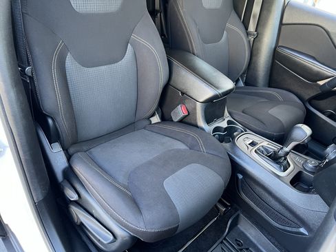 Used 2017 Jeep Cherokee Latitude AWD/4WD image 21