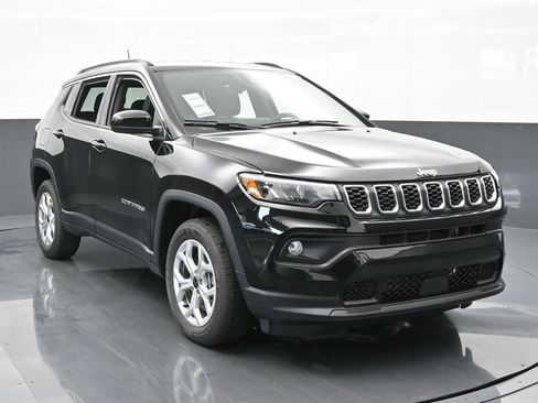 Used 2025 Jeep Compass Latitude image 9