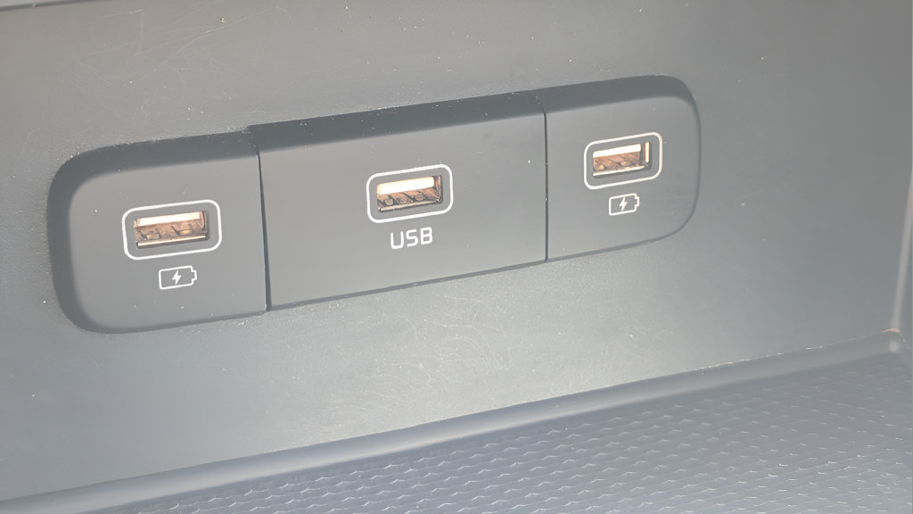 Used 2024 Kia Carnival LX FWD image 26