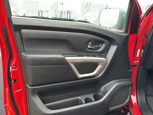 Used 2022 Nissan Titan SV image 14