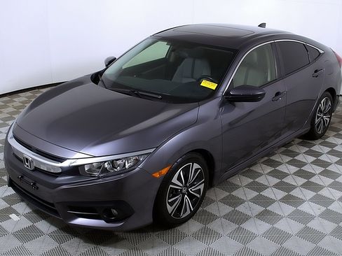 Used 2018 Honda Civic EX-T image 3