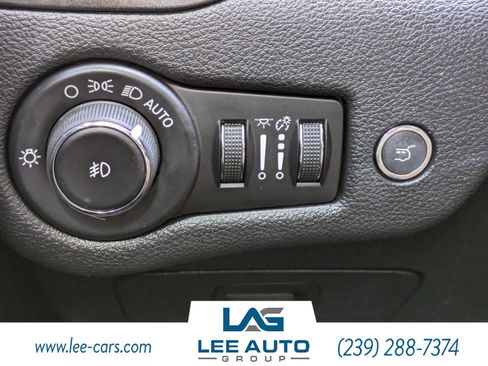 Used 2020 Jeep Cherokee Trailhawk image 21