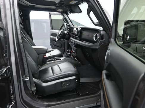 Certified 2025 Jeep Gladiator Sport image 29