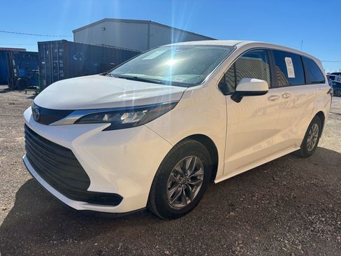 Used 2024 Toyota Sienna LE image 3