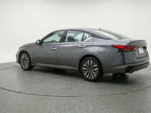 Used 2025 Nissan Altima 2.5 SV FWD image 6