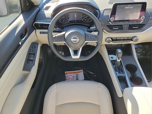 Used 2025 Nissan Altima 2.5 SV FWD image 14