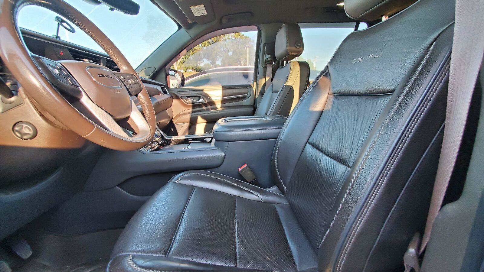 Used 2021 GMC Yukon Denali w/ Denali Premium Package AWD/4WD image 3