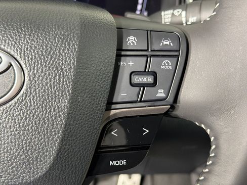 Used 2025 Toyota Camry SE w/ Convenience Package image 25