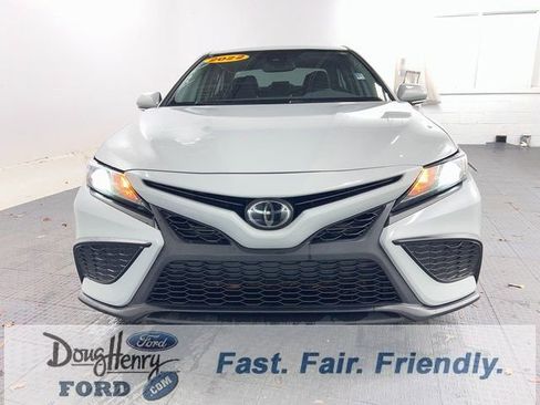 Used 2022 Toyota Camry SE w/ Convenience Package image 2