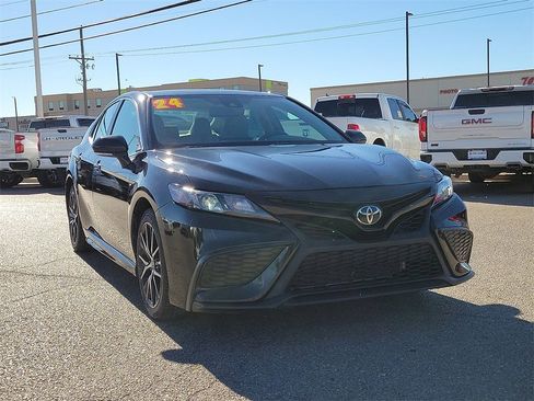 Used 2024 Toyota Camry SE image 2