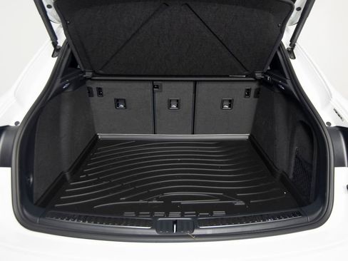 Certified 2025 Porsche Macan AWD/4WD image 40
