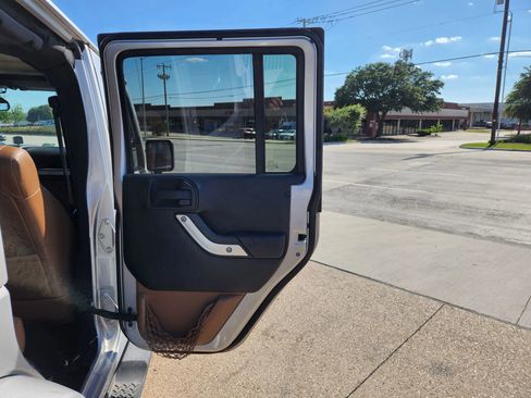 Used 2012 Jeep Wrangler Unlimited Sahara AWD/4WD image 13