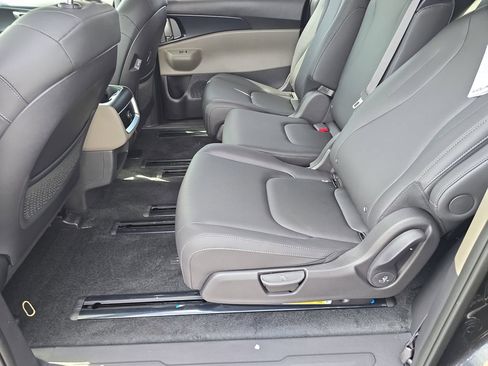 New 2026 Kia Carnival FWD image 16