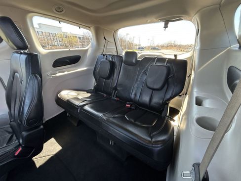 Used 2022 Chrysler Pacifica Touring-L AWD/4WD image 23
