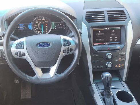Used 2013 Ford Explorer XLT image 25