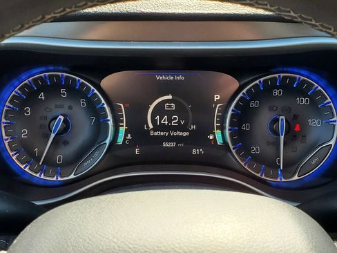Used 2023 Chrysler Pacifica Touring-L AWD/4WD image 9