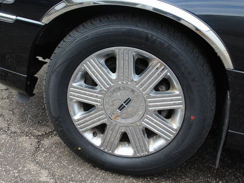 Used 2005 Lincoln Town Car Signature Limited image 9