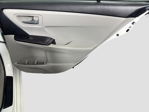 Used 2016 Toyota Camry LE FWD image 27