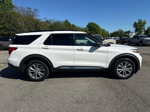 Certified 2023 Ford Explorer XLT w/ Equipment Group 202A AWD/4WD image 4