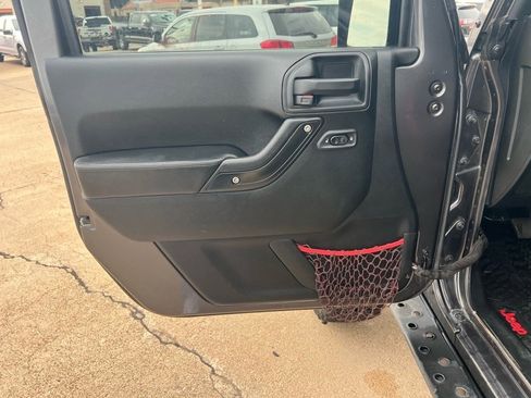 Used 2017 Jeep Wrangler Unlimited Rubicon image 16