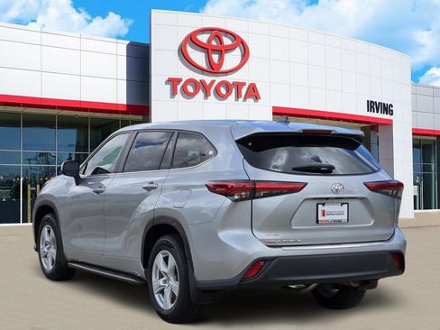 Used 2023 Toyota Highlander L FWD image 3