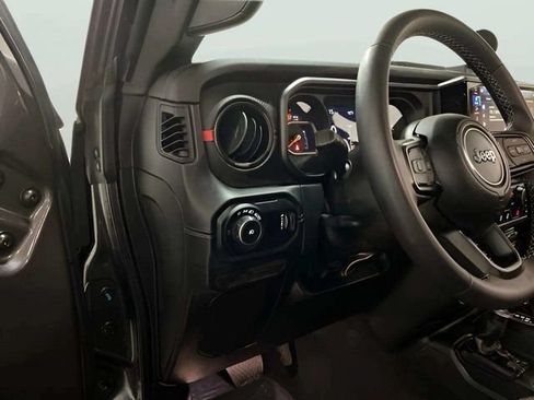 Used 2025 Jeep Wrangler Unlimited Rubicon AWD/4WD image 16