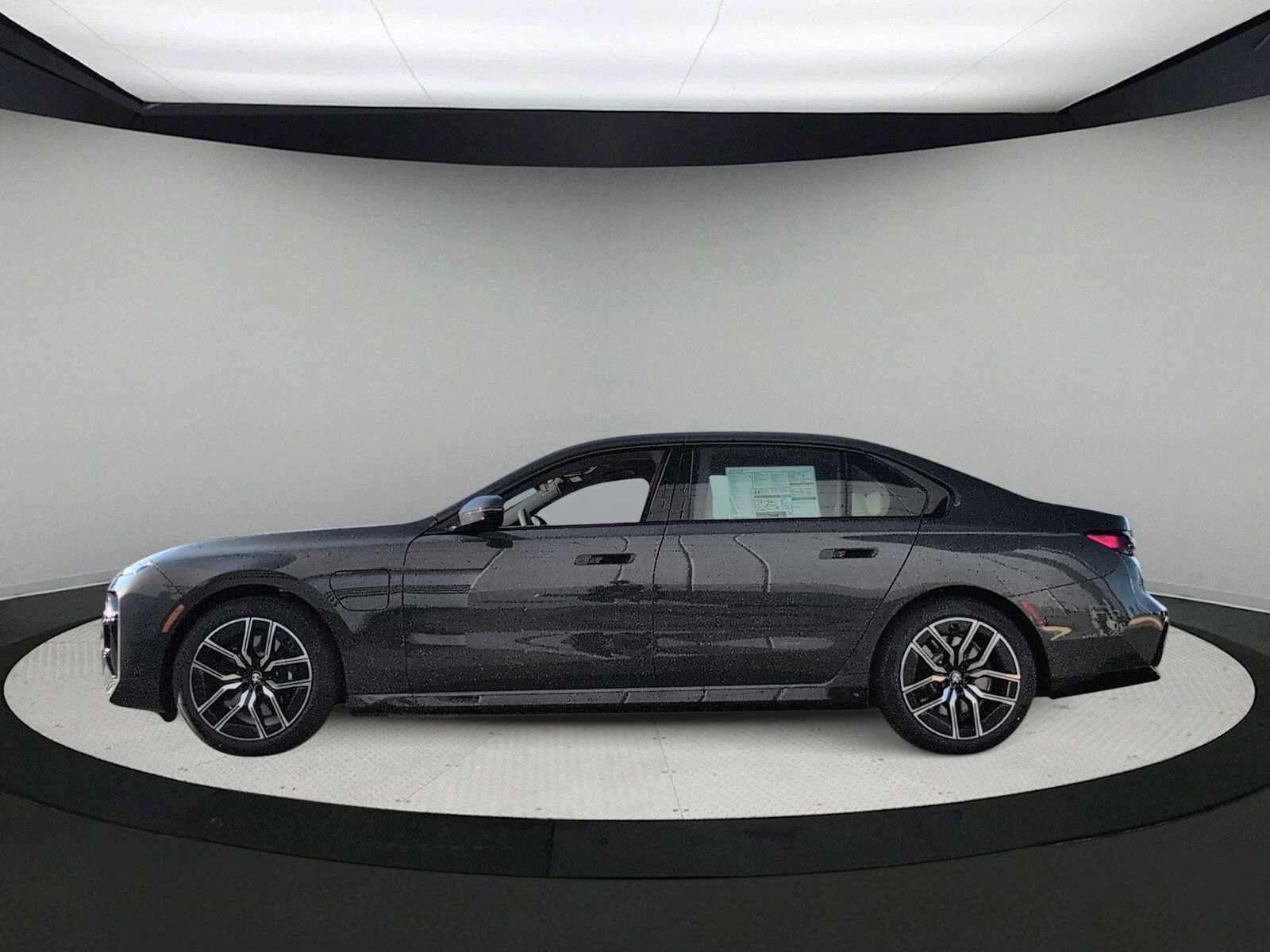 Used 2026 BMW 750e xDrive AWD/4WD image 5