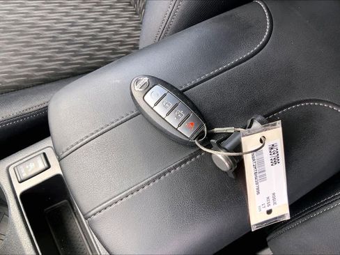 Used 2017 Nissan Rogue SV image 14