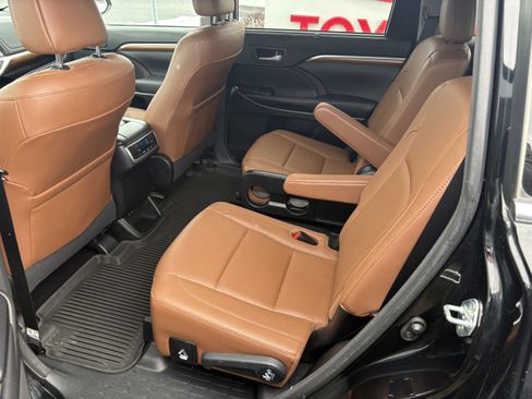 Used 2017 Toyota Highlander Limited image 7