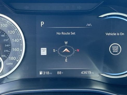 Used 2025 Genesis G70 2.5T AWD/4WD image 32