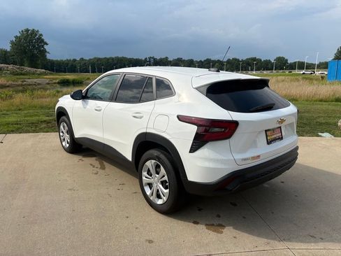 Used 2025 Chevrolet Trax LS FWD image 7