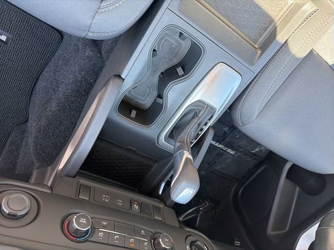 Used 2025 Nissan Frontier SV image 14