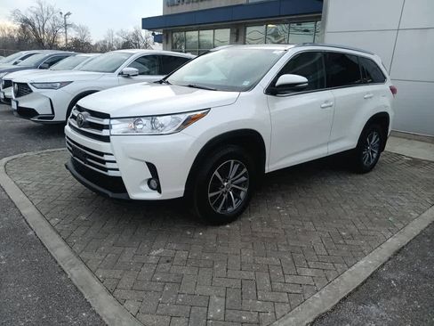 Used 2019 Toyota Highlander XLE image 2