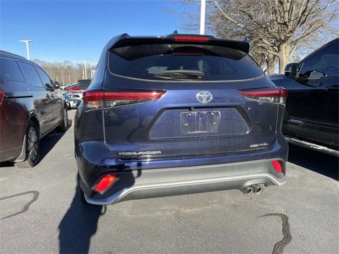 Used 2023 Toyota Highlander XSE image 3