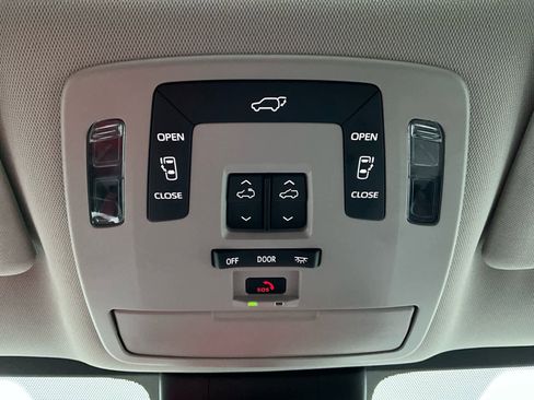 Used 2025 Toyota Sienna XLE image 24