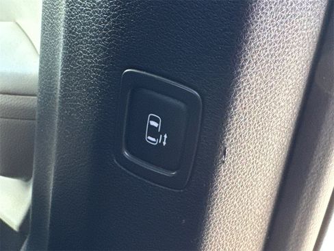 Used 2022 Kia Carnival LX image 19