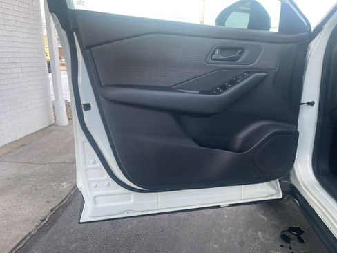 Used 2023 Nissan Rogue S image 18