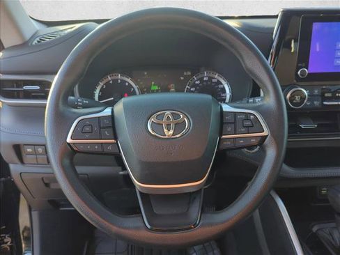 Used 2023 Toyota Highlander L FWD image 12