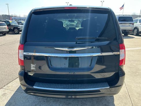 Used 2015 Chrysler Town & Country Touring image 6
