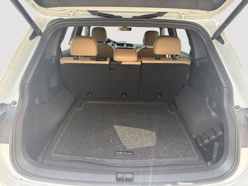 Used 2024 Volkswagen Tiguan SE w/ Panoramic Sunroof Package AWD/4WD image 11