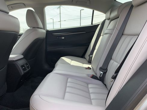 Used 2017 Lexus ES 350 w/ Luxury Package image 28