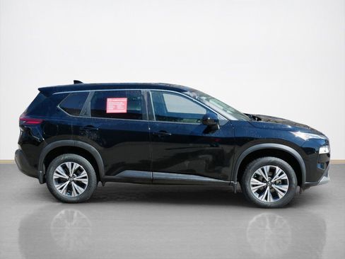 Used 2023 Nissan Rogue SV image 2