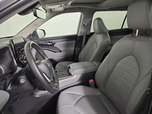 Used 2024 Toyota Highlander XLE AWD/4WD image 13